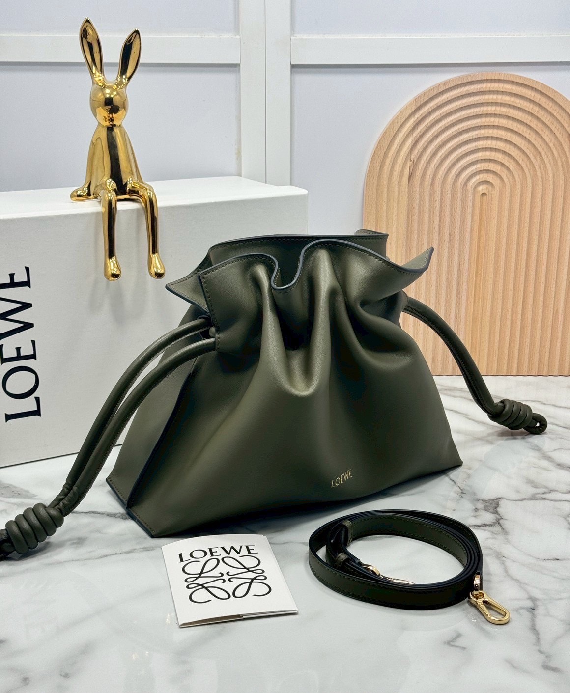 ORI หนังแท้ | Medium Loewe Flamenco clutch in nappa leather 30cm กระเป๋าสะพายทรงคลัชดีไซน์รูดเชือก เรียบหรูดูแพง เรียบง่ายใช้งานสะดวก หนังแนปป้าให้สัมผัสนุ่มสบายผิว มาพร้อมสายสะพายร้อยห่วงหรูหรา