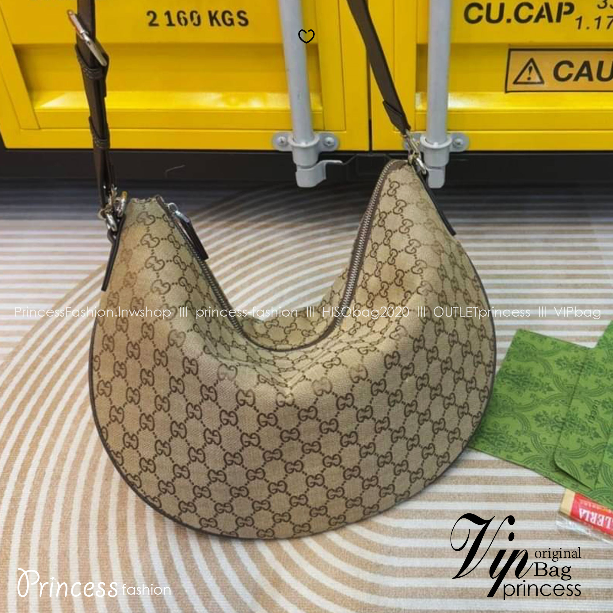 Gucci B medium shoulder bag รุ่นใหม่แบรนด์หรู กระเป๋าสะพายทรงโฮโบ ขนาดใหญ่ จุของได้เยอะ ใหม่ล่าสุดก่อนใคร รูปทรงสวยคลาสสิค พิมพ์ลาย GG คมชัด ภายในเป็นช่องโล่ง เป็นไอเท็มสวยรับทรัพย์ก่อนปีใหม่ได้เลย