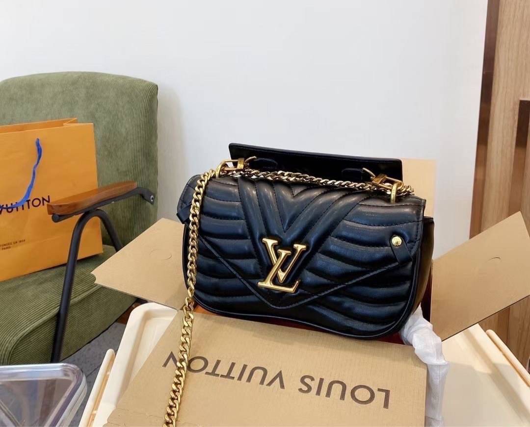 หนังแท้ LOUIS VUITTON New Wave black quilted leather bag พร้อมส่งที่ไทย ภาพสินค้าถ่ายจากงานขายจริง ใช้งานต่างประเทศได้