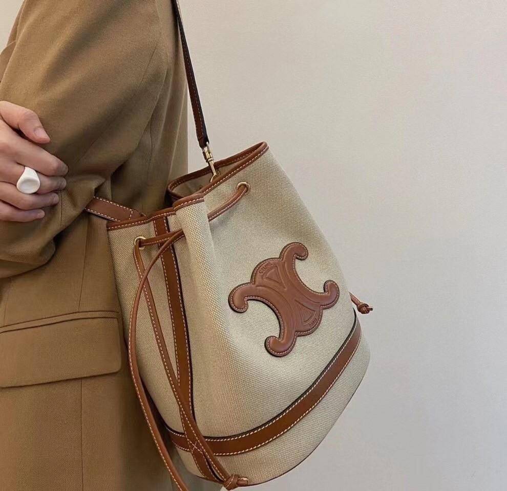 Celine Vip Gift Bag กระเป๋าถือหรือสะพายไหล่ วัสดุ Canvas สวยหรูอยู่ทรง อะไหล่ทอง ติดโลโก้แบรนด์ด้านหน้า หรูหรา มีสายยาว ถอดสายได้ ปรับระดับได้ น้ำหนักเบา มาพร้อมถุงผ้าแบรนด์ ไม่ควรพลาด ใบจริงสวยมากก คุณค่าที่คุณคู่ควรค่า