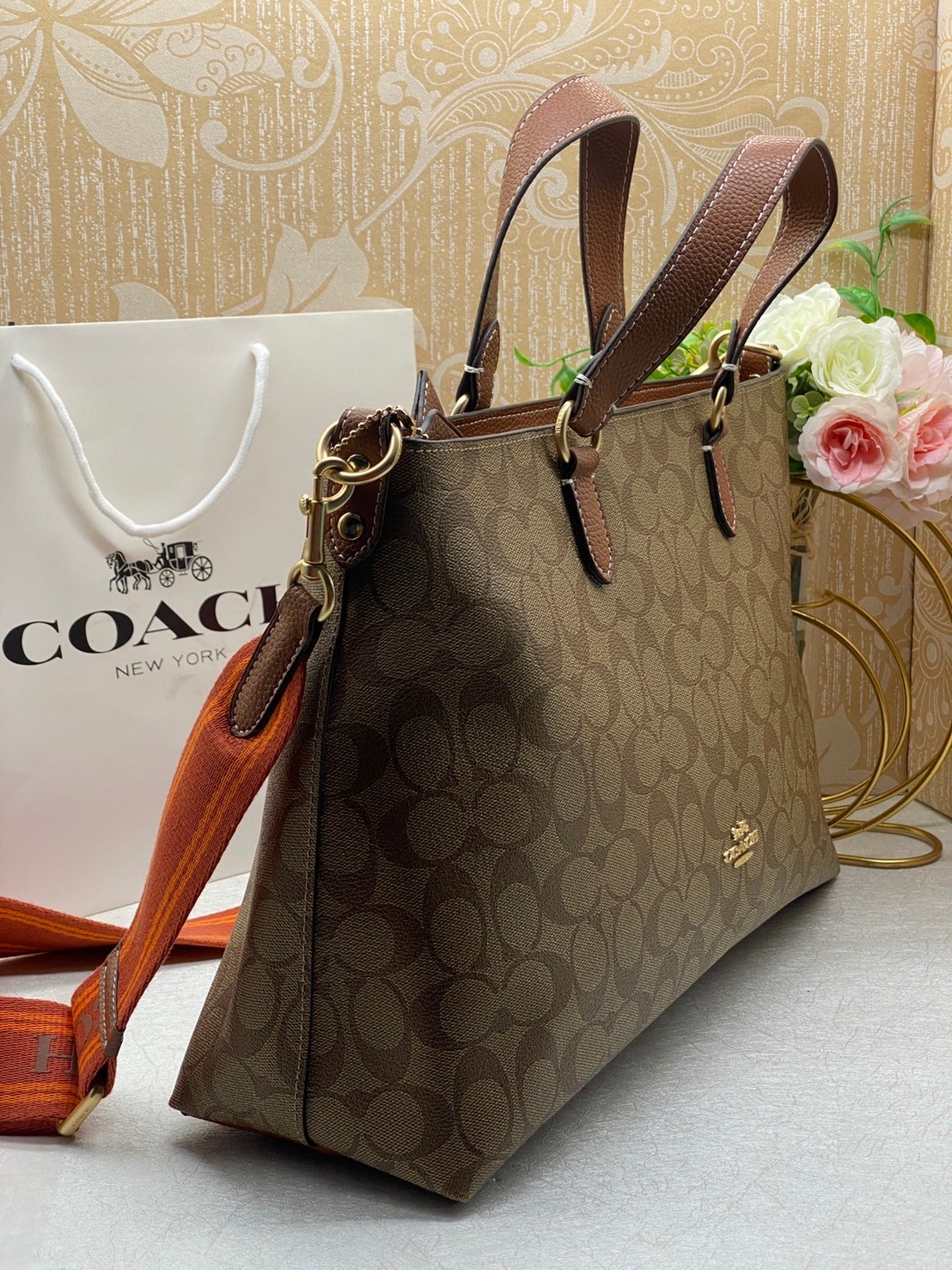 Coach Logan Carryall In Signature Canvas / COACH Tote In Signature Canvas Bag กระเป๋าทรงโท้ท พร้อมสายผ้าสปอร์ต ภายในโล่งกว้าง มีหูจับในตัวและสายครอสบอดี้ ปรับระดับได้ รับไอเท็มนี้ไปใช้ยังไงก็ไม่มีวันเบื่อจ้า เอาอยู่ทุกลุค ทุกวัน!!