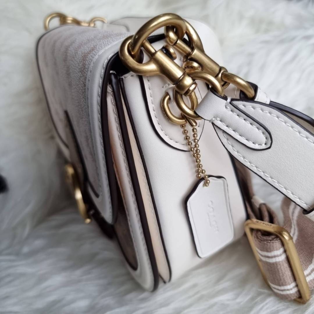 COACH C0749 BEAT SADDLE BAG WITH HORSE AND CARRIAGE PRINT สีหายาก ละมุนคุณหนู คอลเลคชั่นใหม่ ดีไซน์หรูหรา พิเศษมากๆมาพร้อมสายสะพาย 2 เส้น ใช้คู่กันหรือแยกสะพายก็สวยครบสูตร กระเป๋าสะพายทรง saddle คลาสสิค เปิด-ปิดด้วยกระดุมแน่นหนา ภายในเป็นช่องโล่ง ใส่ของได