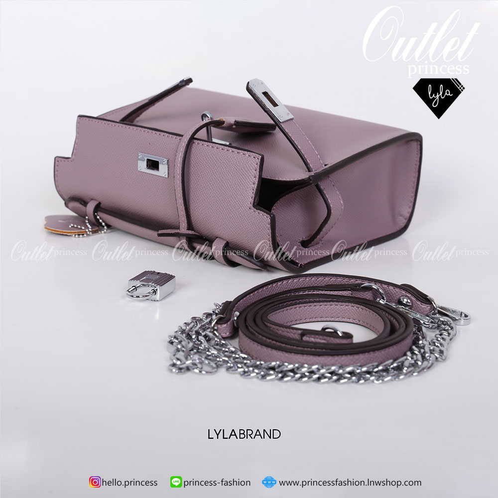 LYLABRAND🔔 KELLY MINI SIZE 22 CM / EPSOM PU TOP PREMIUM มาพร้อมสายหนังและสายโซ่คุณภาพดีสุดๆ ใบเล็กน่ารักพอดิบพอดีถือเป็นครัชออกงานได้ให้ลุคหรูสุด หรือจะใส่กับชุดทำงาน กางเกงยีนส์ ได้หมด ครบเลยค่ะ ให้ลุค ผู้ดีมากๆ ใส่ iphone plus ได้ทุกรุ่น มีสีให้