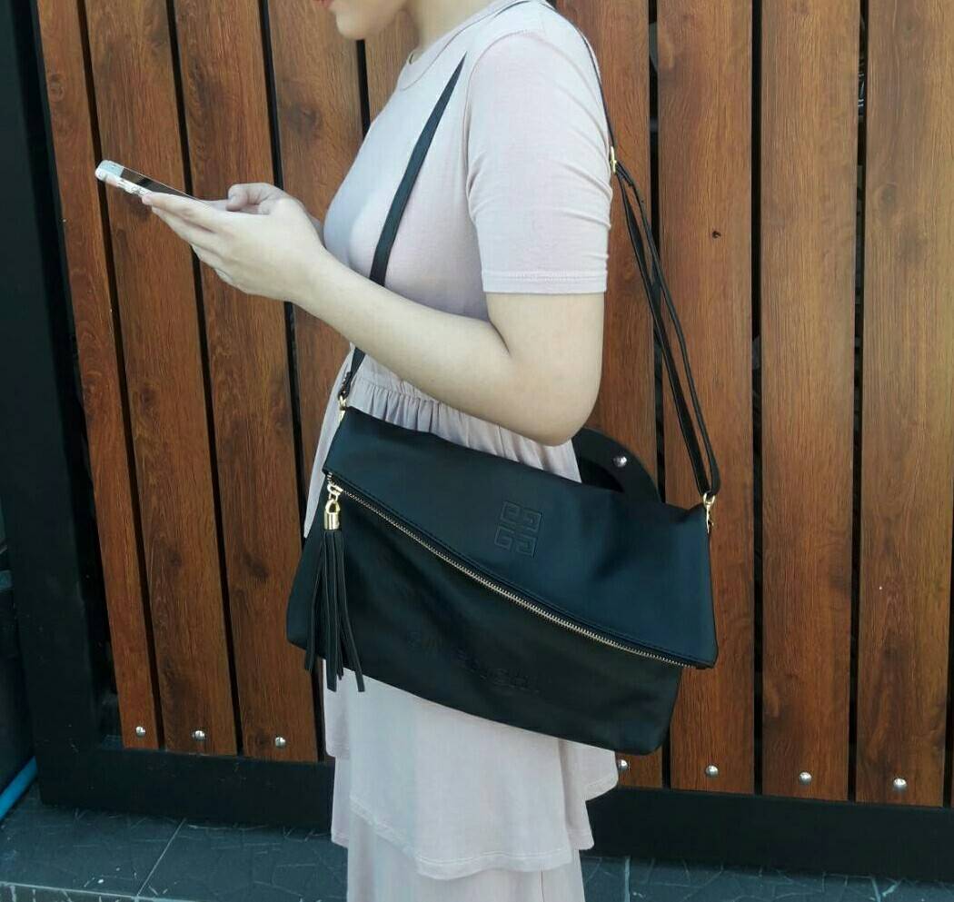 GIVENCHY ENVELOPE CLUTCH BAG กระเป๋าสะพายหรือ cluth bag วัสดุหนัง PU. ดีไซน์เก๋ ซิปเฉียงพร้อมซิปแบบพู่ สามารถสะพายหรือถือเป็น cluth ได้ค่ะ ภายในจุได้เยอะ ใส่ มีช่องซิปเล็กอีก 1 ช่อง ซับในลายแบรนด์ ใบนี้ all in 1 ค่ะ คุ้มสุดๆ