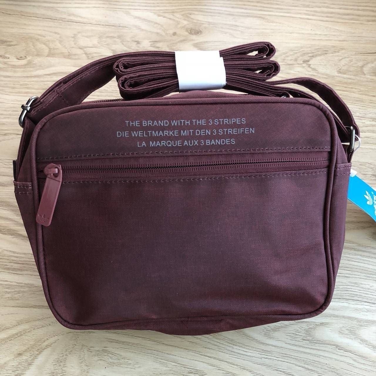 Adidas mini Airline bag กระเป๋าสะพายข้างแนว sport วัสดุด้านหน้าเนื้อ matte ผสมหนังนิ่มค่ะ น้ำหนักเบา ด้านหน้าติดโลโก้แบรนด์ เปิดปิด กระเป๋าแบบซิป ภายในโล่ง ใส่ของจุพอประมาณค่ะ มีช่องซิป หนึ่งช่อง ด้านหลังมีอีก 1 ช่องซิป:สายสะพายปรัยได้ freesize ขนาดกำลังด