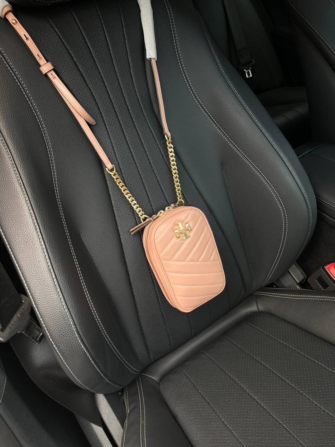 OUTTLET 】Tory burch kira chevron n/s crossbody bag กระเป๋าสำหรับใส่มือถือหรือของจุกจิกต่างๆ ได้กลายมาเป็นแฟชั่นสุดร้อนแรงแห่งปี คอลเลคชั่นนี้ออกมาเพื่อเอาใจสาวๆโดยเฉพาะ สีสันสุภาพเพื่อให้แมทช์กับสีสันของเสื้อผ้า ได้ง่าย ภายในยังสามารถแบ่งสันปันส่วนไว้สำหร