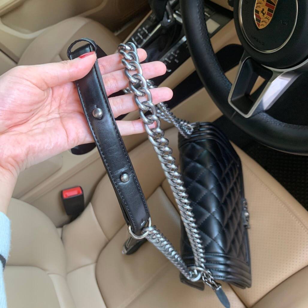 รุ่นขายดีมาเพิ่มแล้วค่า KEEP Quited Boy Bag *** คอลเลคชั่นใหม่หนัง Microfiber สวย ทนขึ้นกว่าเดิม สายโซ่ทำจาก Metal premiers เบาและไม่เป็นคราบเวลาสะพาย สวยกว่าเดิม ใครชอบทรงนี้ห้ามพลาดเลยนะคะ 🤩 กระเป๋า ทรง boy style KEEP LOOK Cool มากๆ เลยน๊าใบนี้ 