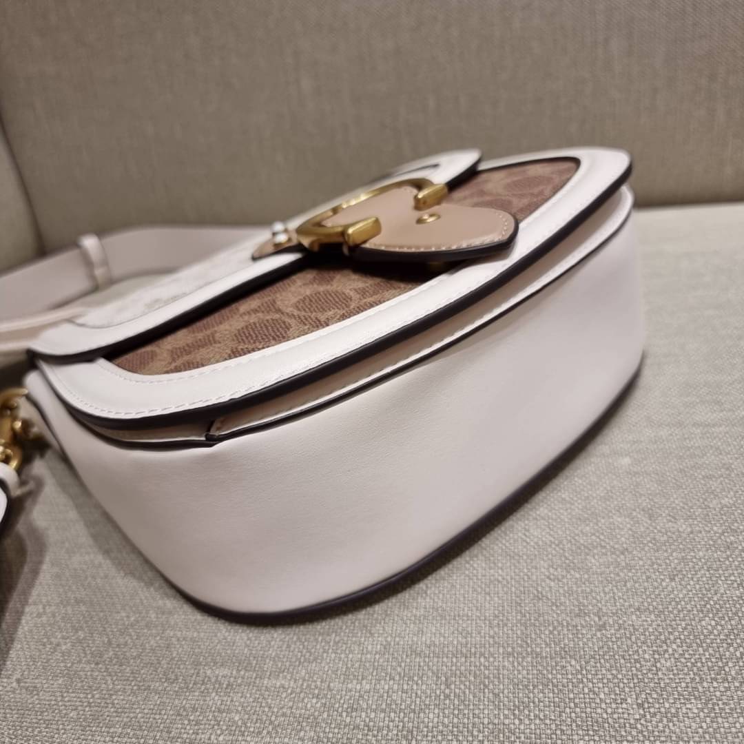 COACH C3837 BEAT SADDLE BAG WITH HORSE AND CARRIAGE PRINT The best item! ที่สาวๆรอคอย! ฮอตไฟลุก! สีหายาก ละมุนคุณหนู คอลเลคชั่นใหม่ ดีไซน์หรูหรา พิเศษมากๆมาพร้อมสายสะพาย 2 เส้น ใช้คู่กันหรือแยกสะพายก็สวยครบสูตร กระเป๋าสะพายทรง saddle คลาสสิค เปิด-ปิดด้วยก