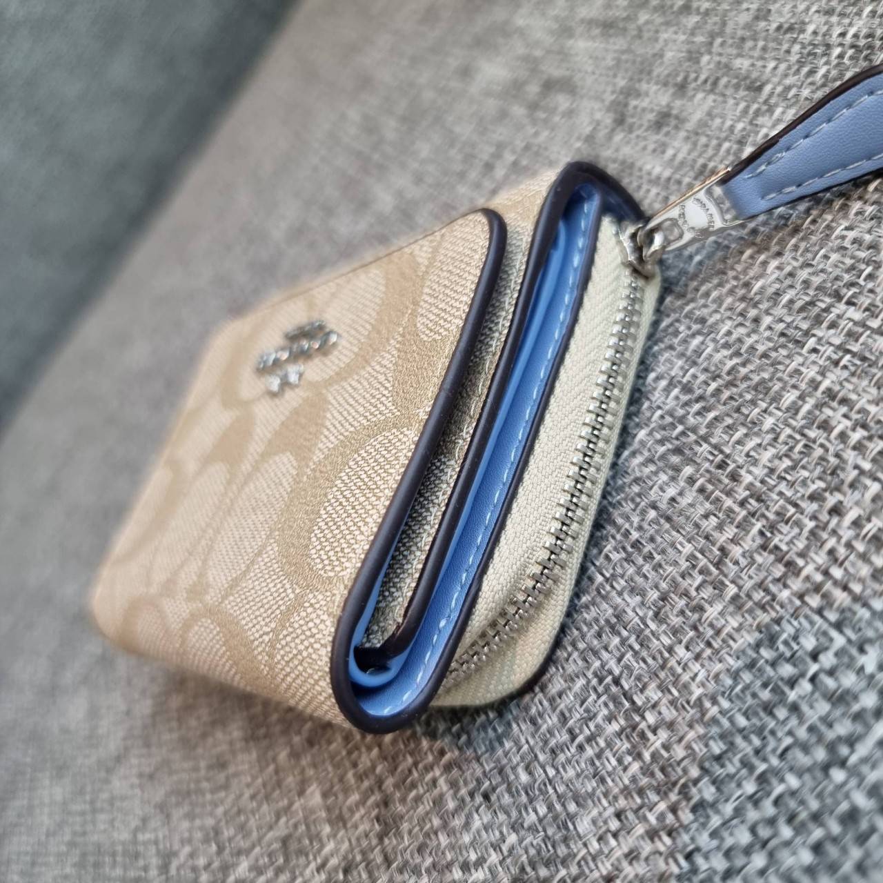 OUTLET 】COACH F41302 SMALL TRIFOLD WALLET IN SIGNATURE CANVAS สวยคลาสสิค พกพาง่าย ใบเล็กน่ารักน่าใช้ ต้องยกให้ใบนี้จ้า 💗💋 ตอบโจทย์คนชอบพกน้อยที่สุด!! กระเป๋าสตางค์ใบสั้นหนังแคนวาสเคลือบคุณภาพดี ภายในเป็นหนังแท้ ใส่บัตร ใส่ธนบัตรได้ทุกชนิด 