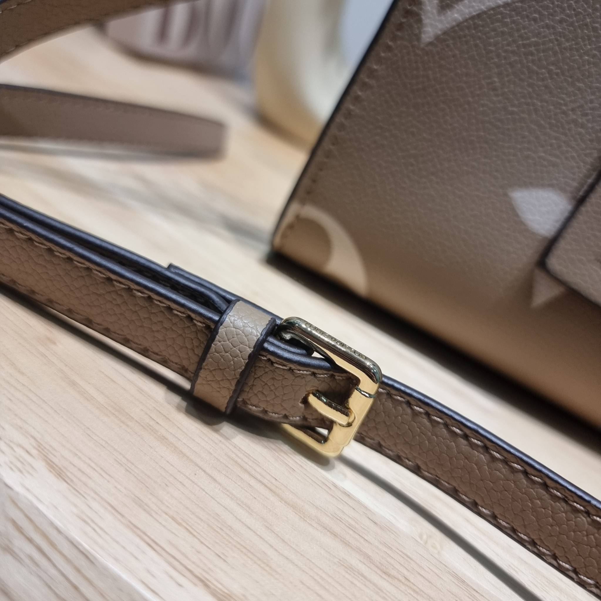 LV Onthego / LV crossbody tote bag กระเป๋าทรงโท้ทเวอร์ชั่นดั้งเดิม ที่คลาสสิค ผู้ดี หรูหรา โทนสีใช้งานง่าย ได้ทุกลุค ทุกสไตล์ วัสดุหนังลูกวัว ผิวลายเกรน มาพร้อมหูจับในตัว คล้องแขนก็ดูแพง หรือจะเกี่ยวสายครอสสะพายก็อัพลุคได้เลย ภายในโล่งกว้างมาก มีอะไหล่เกี