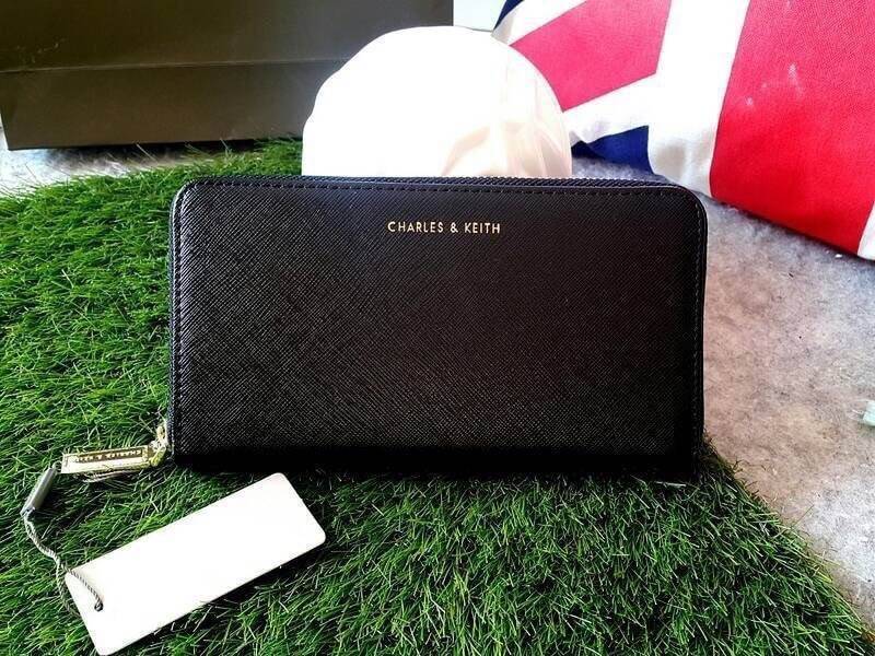 BEST SELLER! CHARLES&KEITH LONG WALLET กระเป๋าสตางค์ใบยาวหนัง Saffiano สวยอยู่ทรงสไตล์ PRADA เปิดปิดด้วยซิปรอบอะไหล่ทองหัวซิปปั้มโลโก้ด้านหน้ามีโลโก้สวยเรียบหรูภายในมีช่องซิป1ช่อง ช่องใส่บัตรหลายช่อง ใส่มือถือ iphone เหรียญ บัตรได้เยอะ ตัวจริงสวยน่าใช้มาก