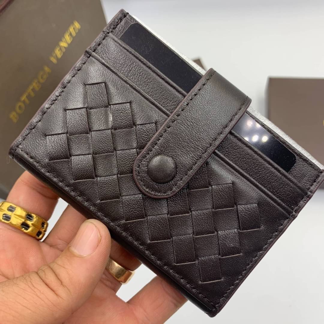 หนังแท้ BOTTEGA VENETA CARD HOLDER BI-FOLD / BV Card Holder พร้อมส่งที่ไทย กระเป๋าใส่บัตร 2 พับ รุ่นคลาสสิกที่หยิบมาใช้งานได้บ่อยที่สุด งานหนังลูกวัวแท้ทั้งใบ ใช้ทนทานได้นาน ใช้ทนทานได้นานภาพสินค้าถ่ายจากงานขายจริง ใช้งานต่างประเทศได้ค่ะ