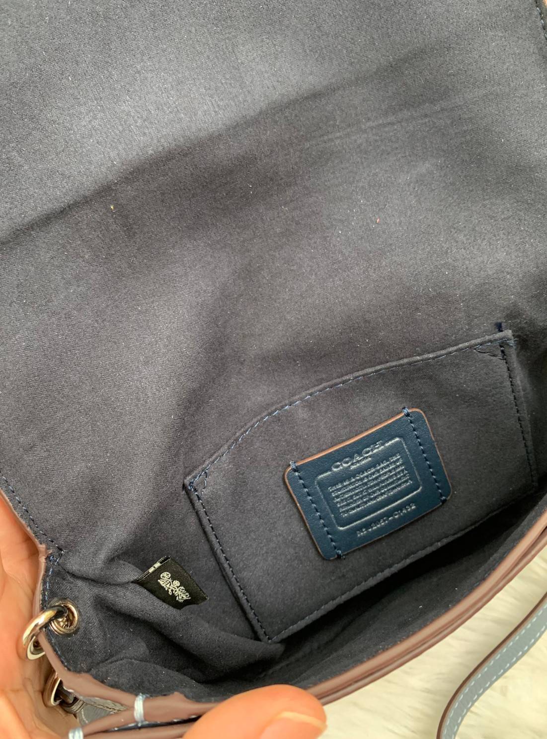 พร้อมส่งที่ไทยครบทั้ง6สีค่ะ 😘 Coach Ellen Crossbody In Signature ((C1432)) กระเป๋าทรงฮาฟมูนรูปทรงคลาสสิก ออกแบบให้มีลักษณะโค้งมน ไม่ดูเป็นทรงแข็งจนเกินไป ดีไซน์และสีของกระเป๋ายังเรียบง่าย เข้าได้กับทุกชุด สะพายครอสบอดี้ร์//สะพายข้าง หรือถือแบบคลัท