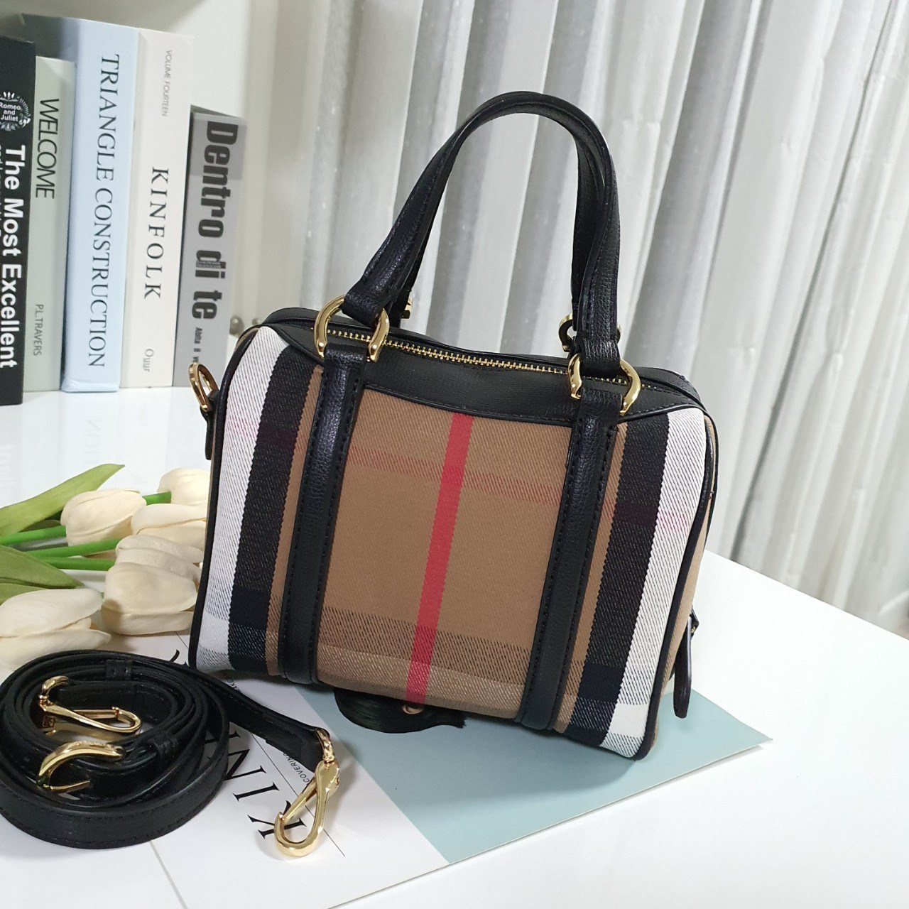 BURBERRY MINI VINTAGE BAG VIP GIFT WITH PURCHASE (GWP) พรีเมี่ยมกิ๊ฟ Limited Edition จากBURBERRY วัสดุผ้า CANVAS ตัดหนัง ทรงสปีดี้ใบเล็กน่ารัก เปิดปิดด้วยซิป ภายในมีช่องแบ่งเป็นสัดส่วน พร้อมช่องซิป สามารถใส่มือถือ iphone เงิน ของจุกจิกได้