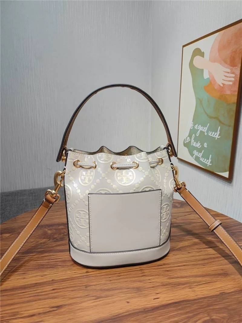 Medium : Tory Burch T Monogram Embossed Bucket Bag กระเป๋าถือหรือสะพายไหล่ ประดับด้วยลวดลายอันเป็นสัญลักษณ์ของแบรนด์ ถูกประดิษขึ้นด้วยความพิถีพิถันวัสดุหนังอย่างดี ด้านในบุด้วยหนังไมโครซูแอคเนื้อนุ่มทำความสะอาดง่าย กระเป๋าผ่าหลังด้านนอก1ช่อง ด้านใน 1ช่อง 