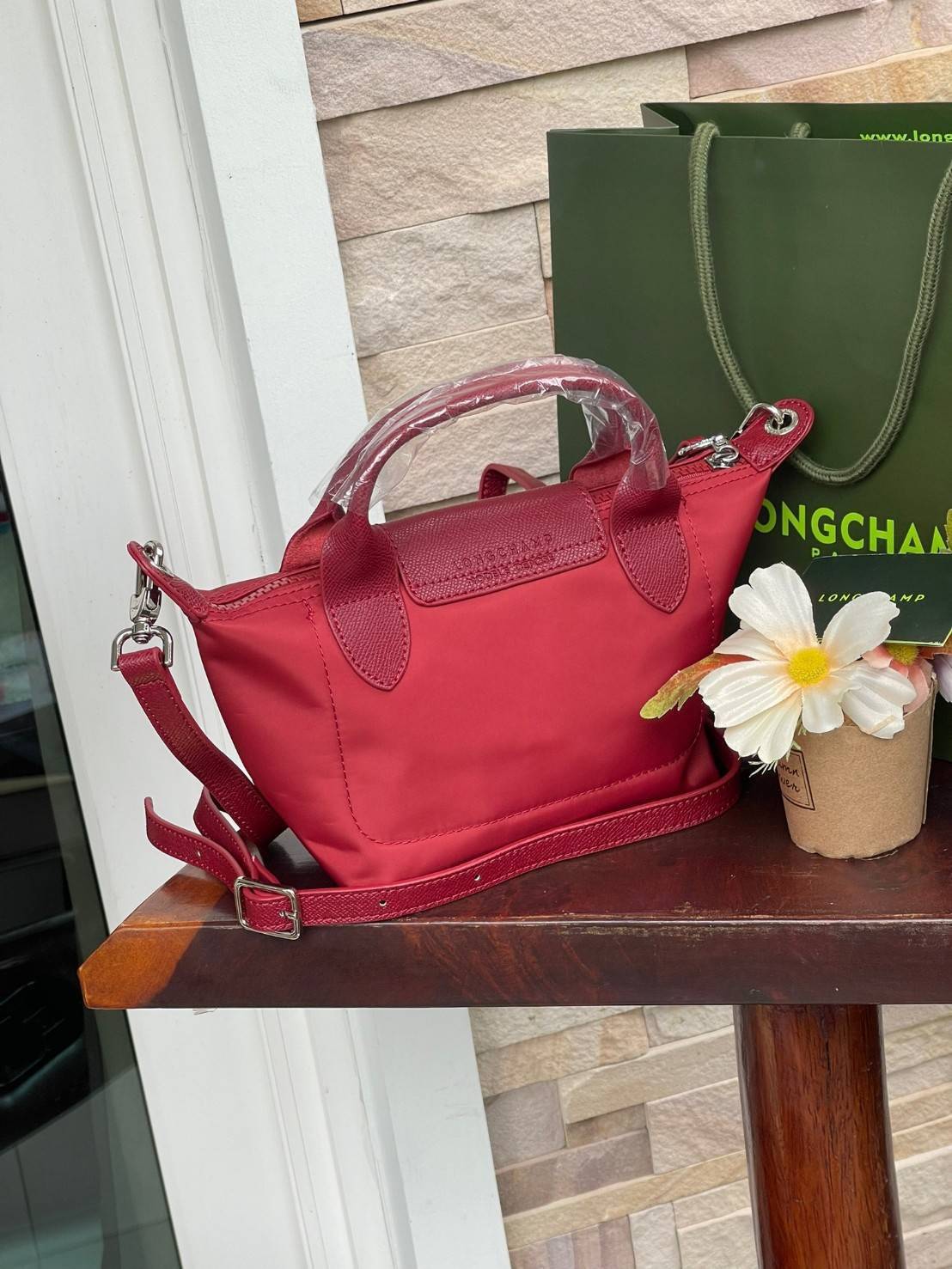 LONGCHAMP LE PLIAGE NÉO TOP HANDLE BAG XS คอลเลคชั่นสุดพิเศษจากลองฌอมป์ มีดีไซน์ที่เรียบหรูและคลาสสิก แฝงด้วยลูกเล่นแบบเฟมินีน แถมยังมีน้ำหนักเบาอย่างไม่น่าเชื่อ มาพร้อมกับหูจับกระเป๋าคู่และฝาปิดแบบกระดุม กระเป๋าถือใบนี้สามารถใช้ถือแบบทั่วไป มีสายสะพายถอด