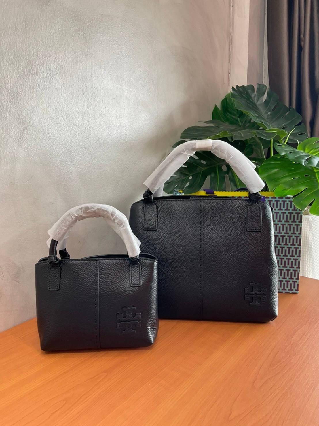 TORY BURCH Mcgraw Satchel Tote Bag (Size L) กระเป๋าถือ/สะพาย Crossbody วัสดุหนังลูกวัวแท้ 100% ด้านหน้าประดับโลโก้หนัง ตัดเป็นรูปตัว T สัญลักษณ์แบรนด์ ตัวกระเป๋าเดินด้ายเล่นลายเพิ่มลูกเล่น เพื่อความเก๋!!