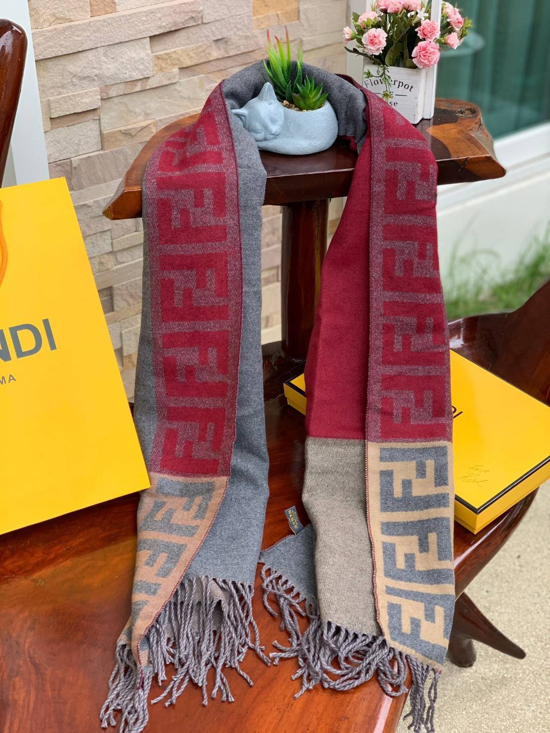 Fendi Scarves For Women’s Accessories Scarf แบรนด์แฟชั่นชั้นนำจากอิตาลี ส่งมอบความรู้สึกดีๆให้กับคนที่คุณรัก ในรูปแบบผ้าพันคอและผ้าคลุมไหล่ผืนใหญ่เพิ่มความอบอุ่น ถักทอด้วยผ้าcashmere เนื้อผ้านิ่ม สัมผัสนุ่มมือ ทอลายในตัว สีและลายคมชัด เหมาะสำหรับเป็นของฝา