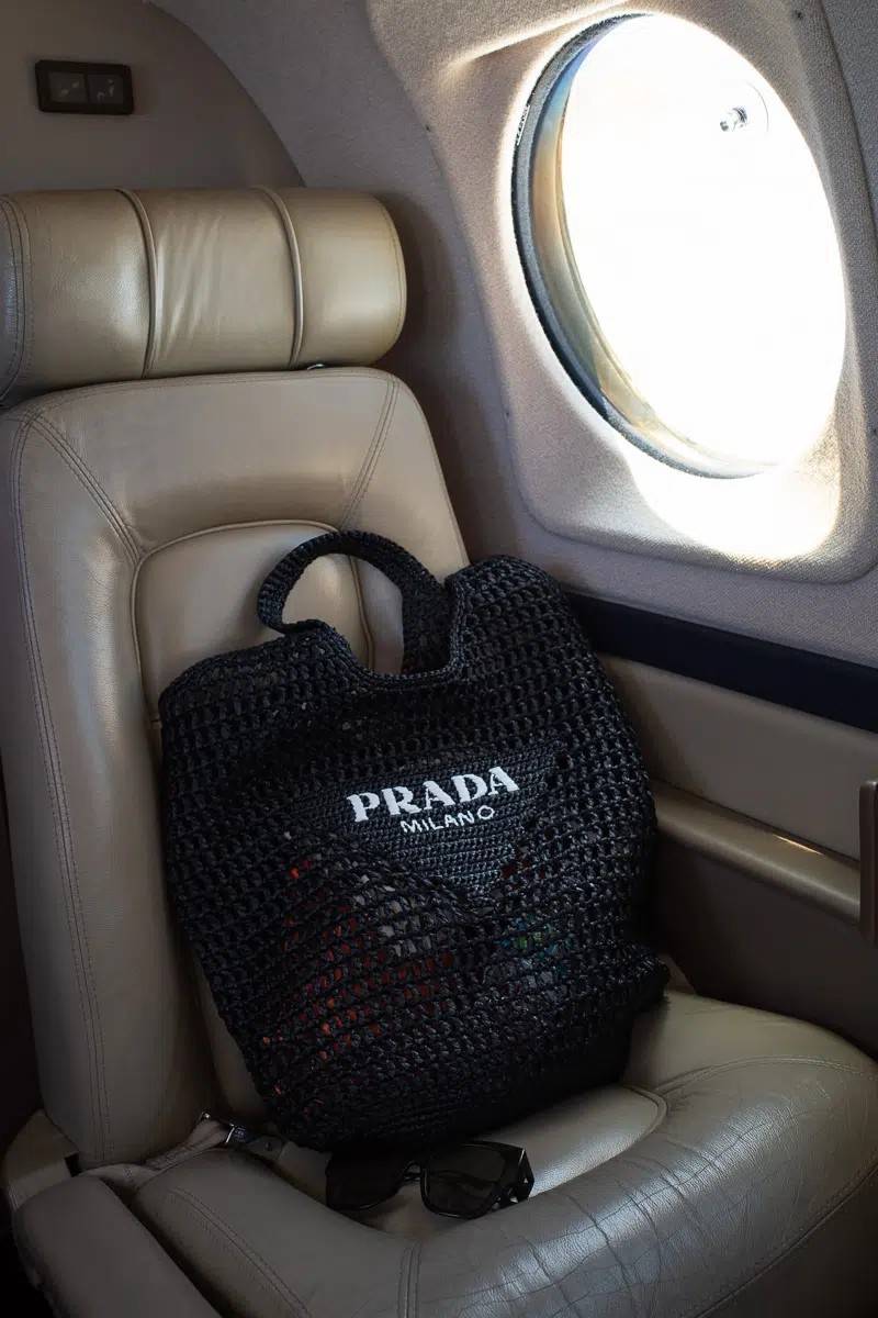 PRADA RAFFIA TOTE BAG สวยไม่ซ้ำใคร สไตล์บีช เหมาะมากกับการสะพายไปเที่ยวทะเล หรือจะใช้ในวันสบายๆก็ตอบโจทย์ กับกระเป๋าสะพายสานใบใหญ่ ตัวกระเป๋าเป็นวัสดุสังเคราห์จากธรรมชาติ
