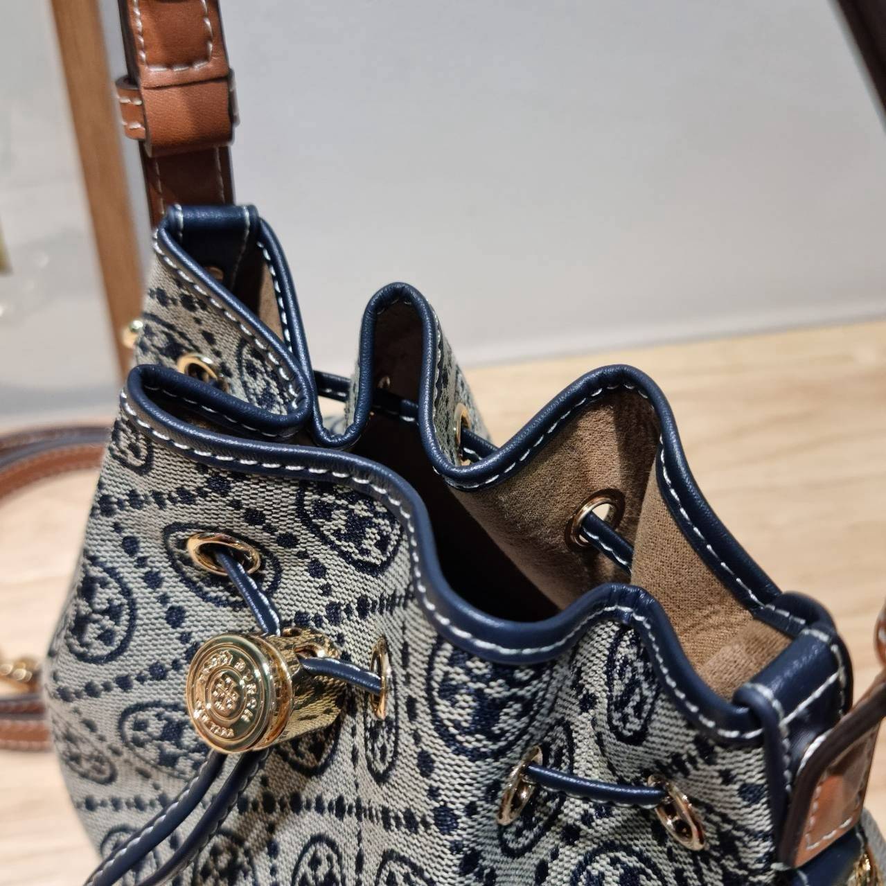 TOP ORI หนังแท้ | เกรดดีสุด TORY BURCH T MONOGRAM BUCKET BAG (ดีไซน์ใหม่) ใหม่ล่าสุดได้สวยก่อนใคร กับกระเป๋าบัคเก็ตยอดฮิต ที่มาในดีไซน์ใหม่ สายคล้องในตัวสามารถปรับได้ รูปทรงและลวดลายสวยชัดคลาสสิค