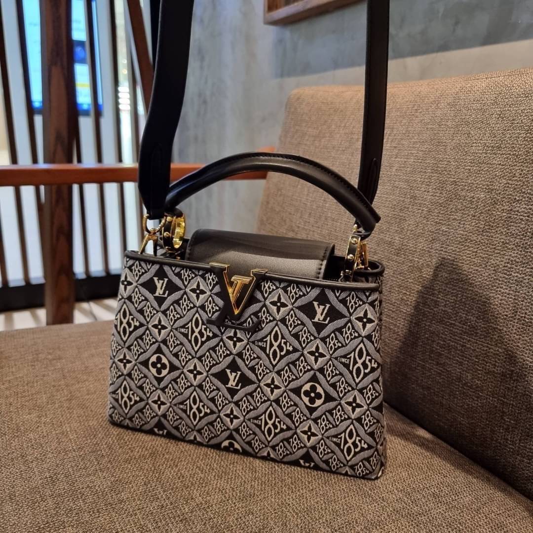LV capucines top handle with vintager 1854 / LV SINCE 1854 CAPUCINES MM ที่สุดของความสวยในดีไซน์คลาสสิคย้อนยุค กระเป๋าถือสุดหรู มาพร้อมหูจับในตัว ด้วยรูปทรงวินเทจและวัสดุผ้าแคนวาสคละลายเต็มใบ สร้างดีเทลให้ไอเท็มนี้ได้ลุคผู้ดีไปอีก และยังมีลูกเล่นที่ฝาปิดก