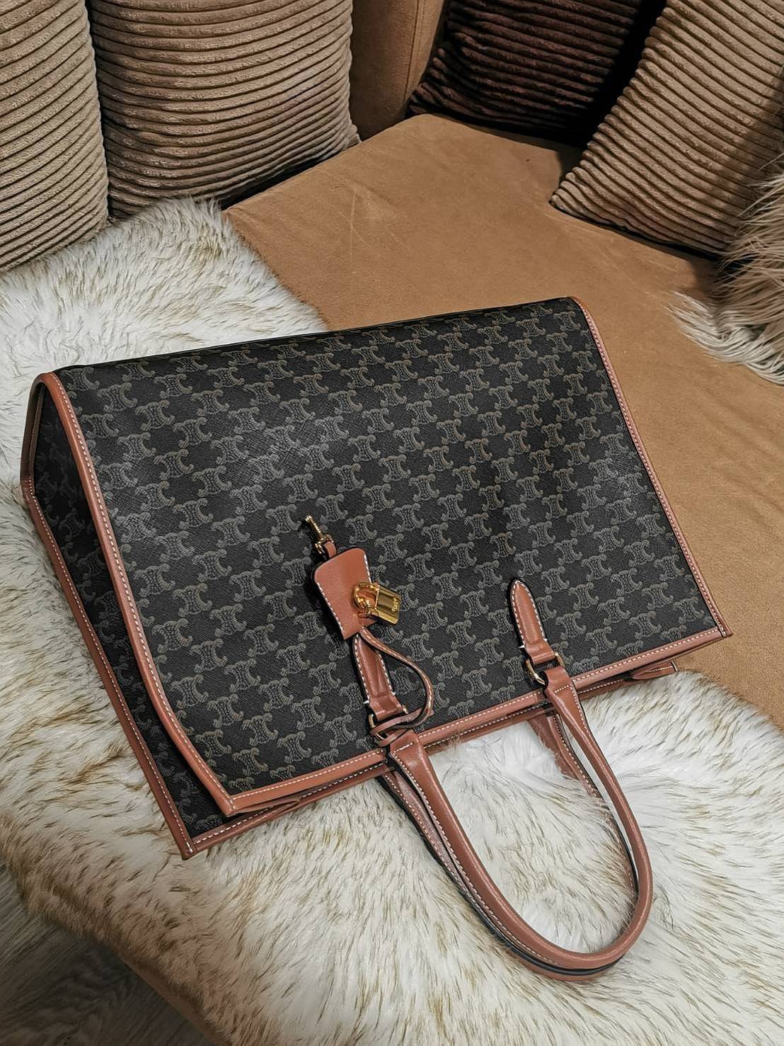 VIP 】CELINE LARGE TOTE BAG VIP GIFT WITH PURCHASE (GWP) กระเป๋าพรีเมี่ยมกิ๊ฟ Limited จาก CELINE HAUTE PARFUME DUTYFREE COUNTER วัสดุ TRIOMPHE CANVAS หนังแท้สวยอยู่ทรงดีไซน์หรูคลาสสิค มาพร้อมTAGสายหนังห้อยกุญแจทอง ภายในโล่งกว้างมีช่องซิป หัวซิปแบรนด์ สามาร