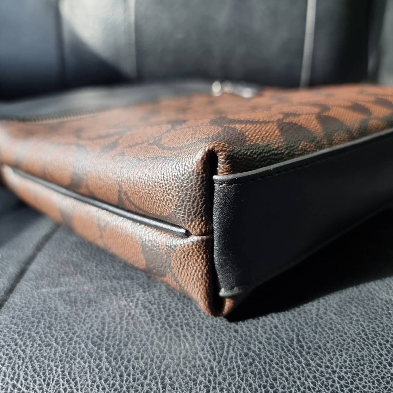 COACH F73336 HOUSTON FLIGHT BAG IN SIGNATURE CANVAS รุ่นนี้หนุ่มๆเค้ารู้กัน!! ขายดีตลอดกาล!! คลาสสิคไม่มีใครเกิน!! กระเป๋าสะพายข้างทรงแมสเซ็นเจอร์ยอดฮิต ทรงสวย ดูดี วัสดุหนังแคนวาสเคลือบลายสลับหนังแท้ เปิด-ปิดด้วยซิป ด้านหน้าและหลังสามารถใส่ของได้ ภายในแบ