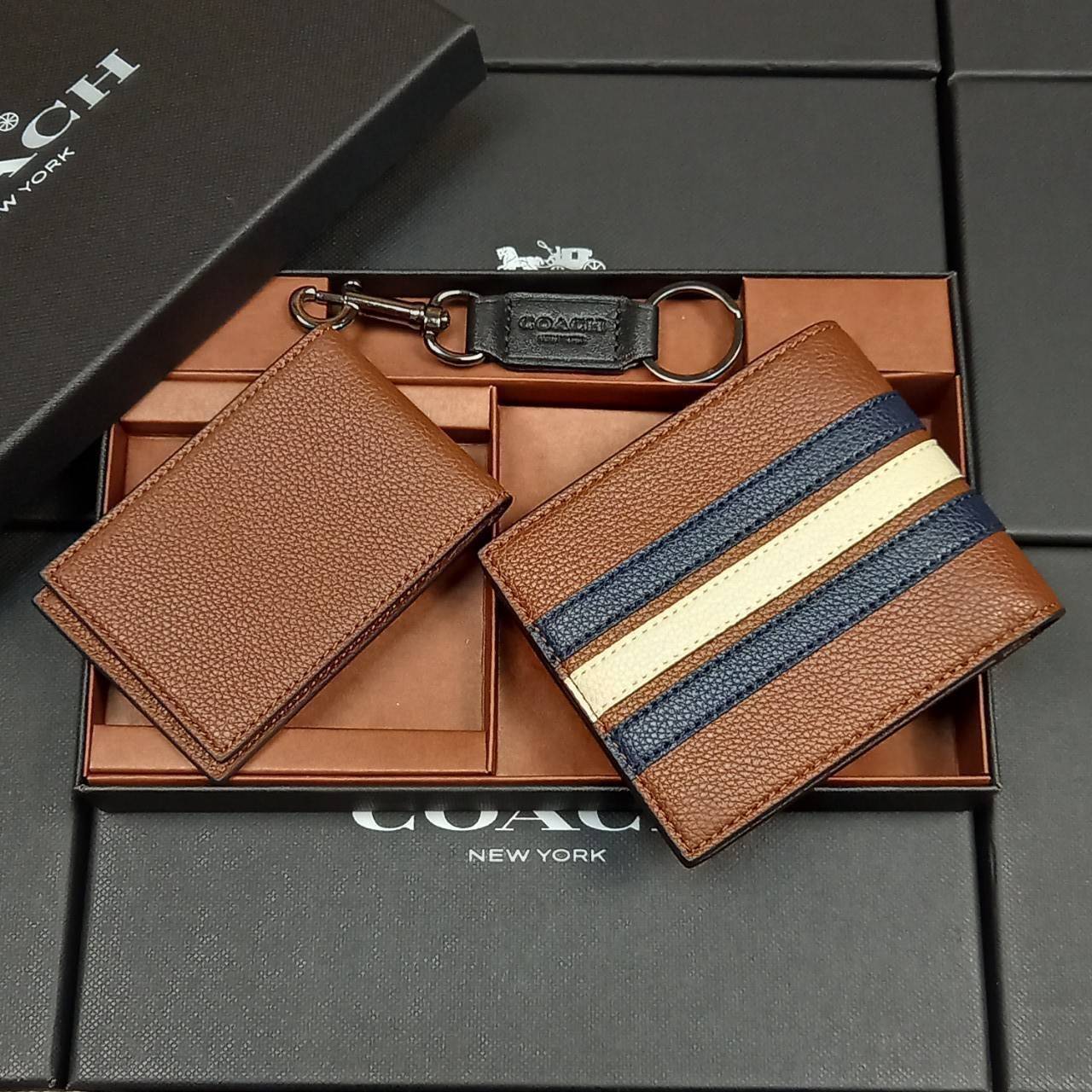 COACH 3-IN-1 WALLET WITH VARSITY STRIPE WITH KEY FOB LIMITED BOX (COACH F24649)🍁กระเป๋าสตางค์ มี ID ใบลูก สำหรับใส่บัตรแยก มีพวงกุญแจ ใช้แล้วดูหล่อสุดๆ🔸️**จะใช้เอง หรือเป็นของขวัญให้คนสำคัญ ก็ตอบโจทย์มากๆ **รับประกันว่า หยิบใช้แบบวางไม่ลงก