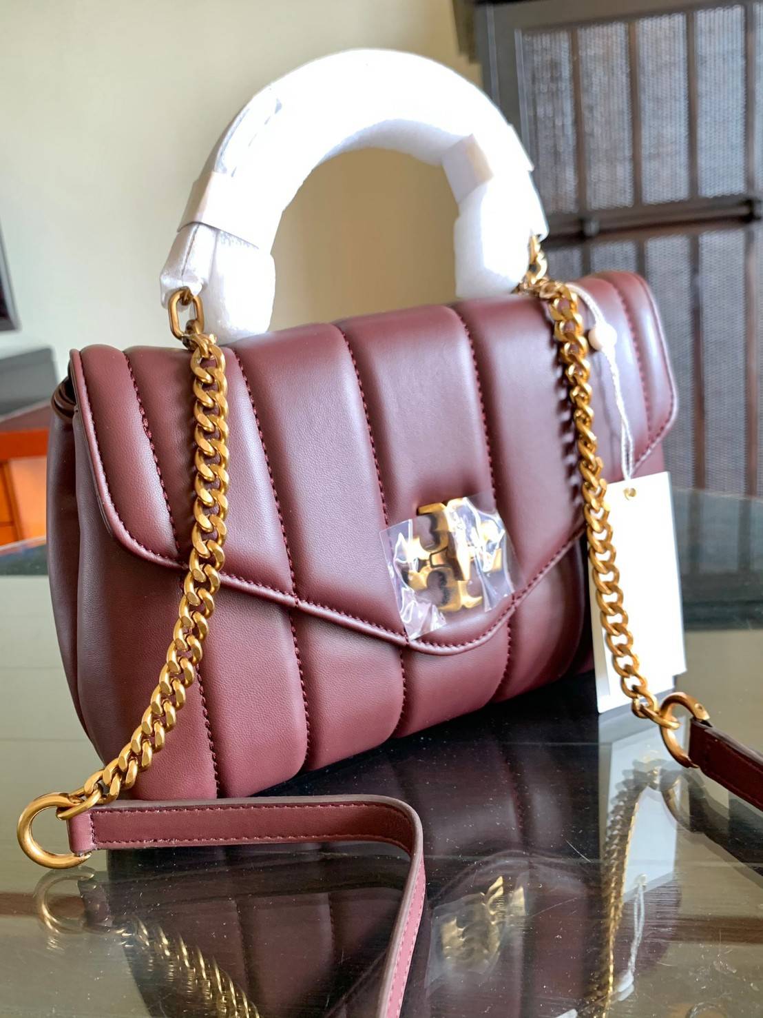 TORY BURCH KIRA QUILTED SMALL BAG พร้อมส่งที่ไทย ไม่ผิดหวังแน่นอนค่ะ! กระเป๋าหิ้วหรือสะพายข้างได้ วัสดุหนังแกะแท้ทั้งใบ ((หนังแกะจะมีคุณภาพดีเงานิ่มและแพงกว่าหนังวัวจ้า)) หนังนิ่มสวยงามมากๆค่ะ เปิดปิดกระเป๋าแบบหมุนล็อคแบบโลโก้แบรนด์ ใช้อะไหล่คลาสสิคดูหรูเ