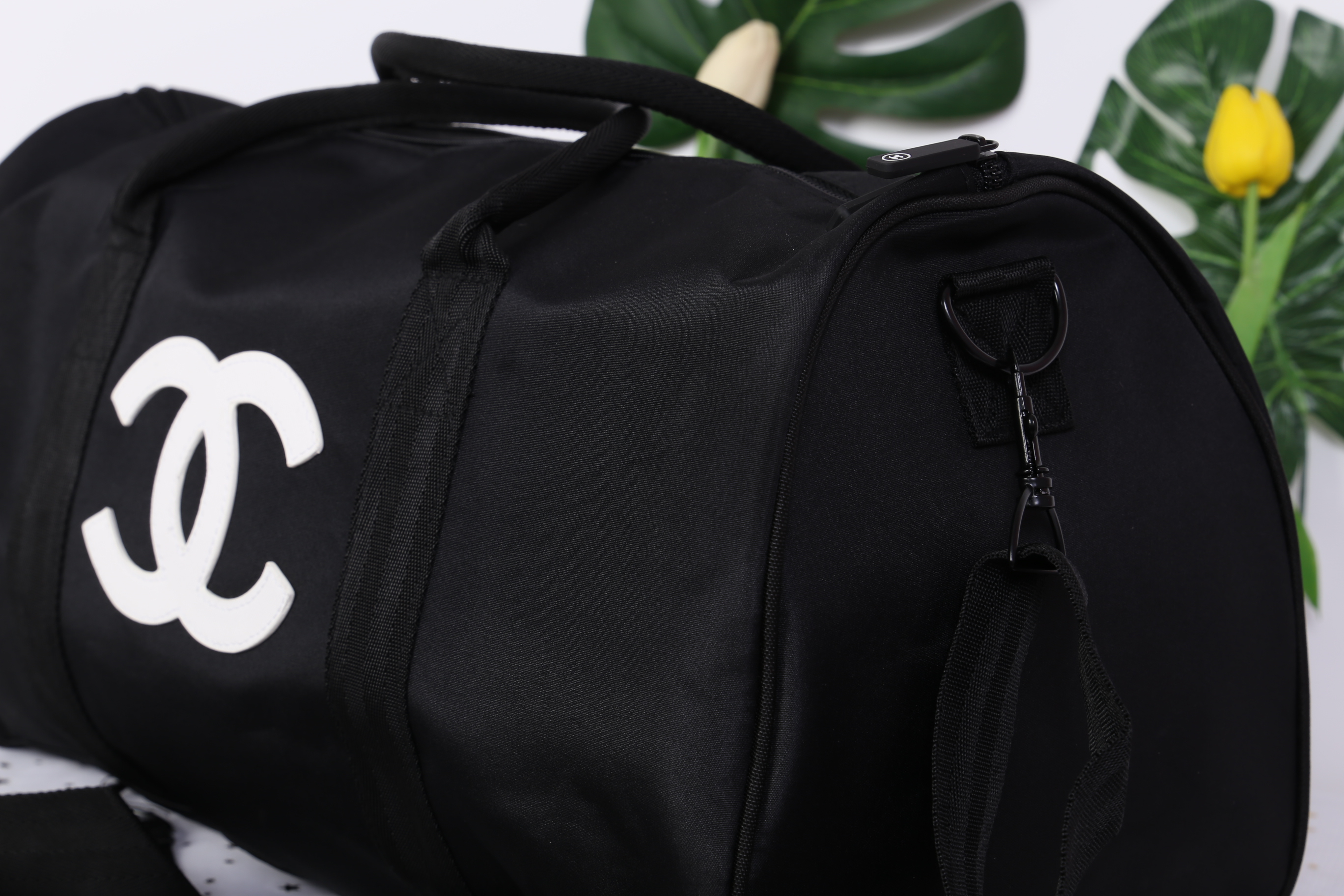 Chanel Duffel / Travel Bag กระเป๋าแบรนด์ Chanel VIP gift Bag ของแท้ 100% ใช้เป็นกระเป๋าเดินทางหรือหิ้วไปฟิตเนส ไปยิม เก๋ๆก็ได้ค่ะ หัวซิปปั้มโลโก้ ด้านในเป็นช่องกว้าง และมีอีกหนึ่งช่องซิป ทำจากผ้าหนาผิวมัน กันน้ำได้ ดูเรียบ แต่หรู มาพร้อมสายยาว ถอดสายได้ ก