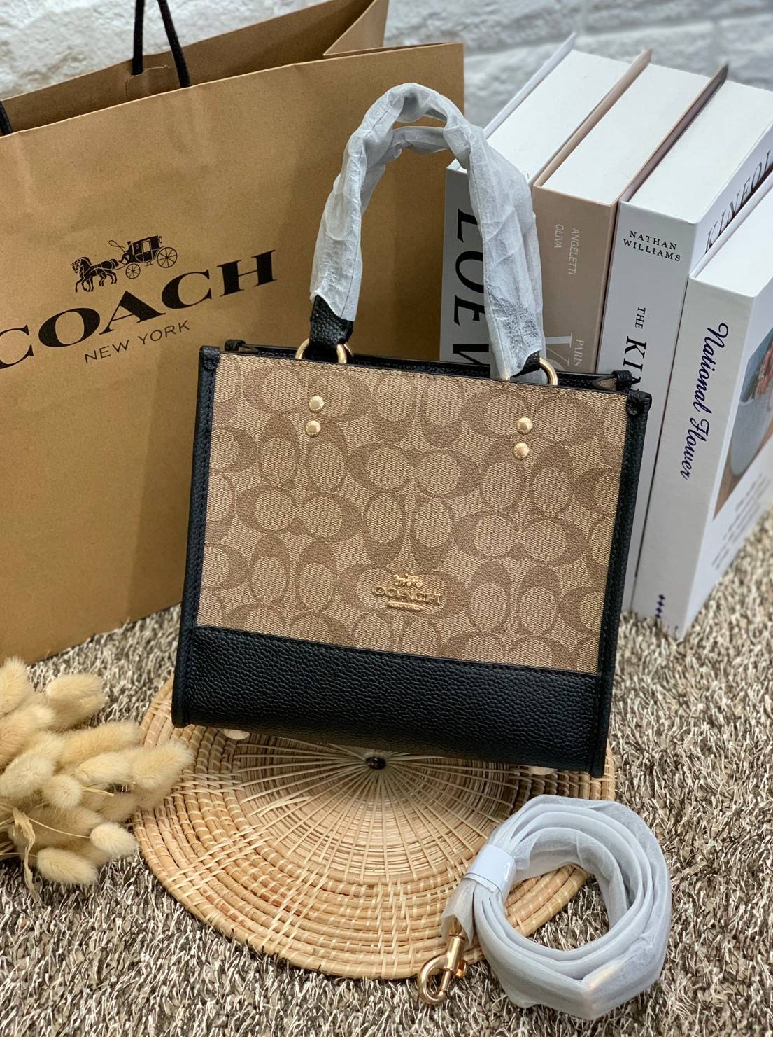 น่าใช้มากๆ สวยเกินราคาไปเลยจร้าา😘 COACH FIELD TOTE 22 SMALL BAG ((C5122)) พร้อมส่งความสวยที่ไทยค่ะ! กระเป๋าหิ้วหรือสะพายข้างได้ หนังแท้นิ่ม ใบจริงสวยมากๆเลยค่ะ ปากกระเป๋าแบบกระดุมแม่เหล็ก ภายในกว้างใส่ของจำเป็นของสาวๆได้เยอะเลย มีช่องซิปและช่องเล็