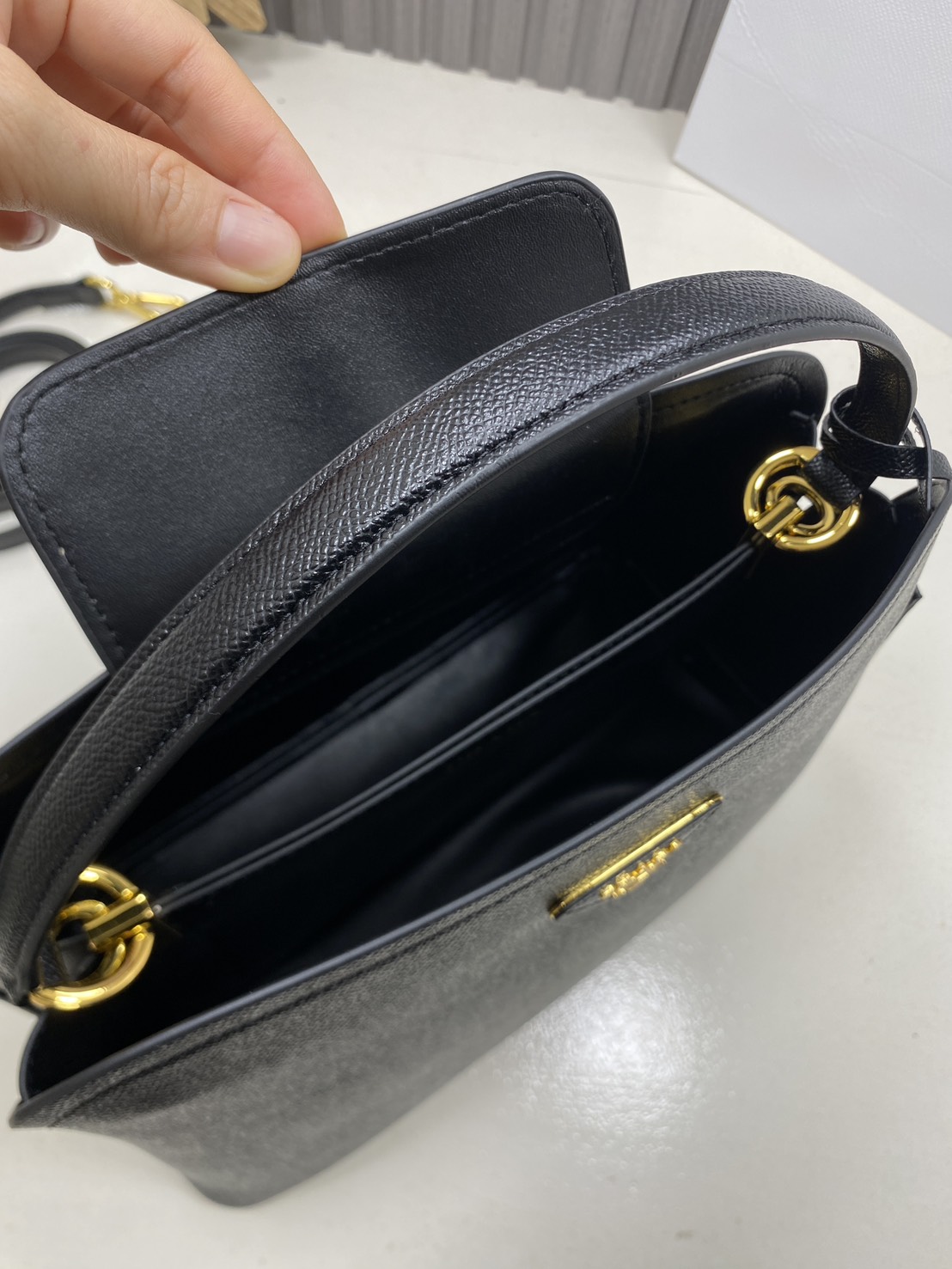 ORI หนังแท้ | Prada Matinee Medium Saffiano Leather Bag 28cm กระเป๋าสะพายทรงโฮโบสวยหรู ดีไซน์เรียบหรูตามแบบฉบับแบรนด์ ยังคงความเรียบแต่มากไว้อย่างหรูหราลงตัว ใช้งานได้หลากหลายโอกาส