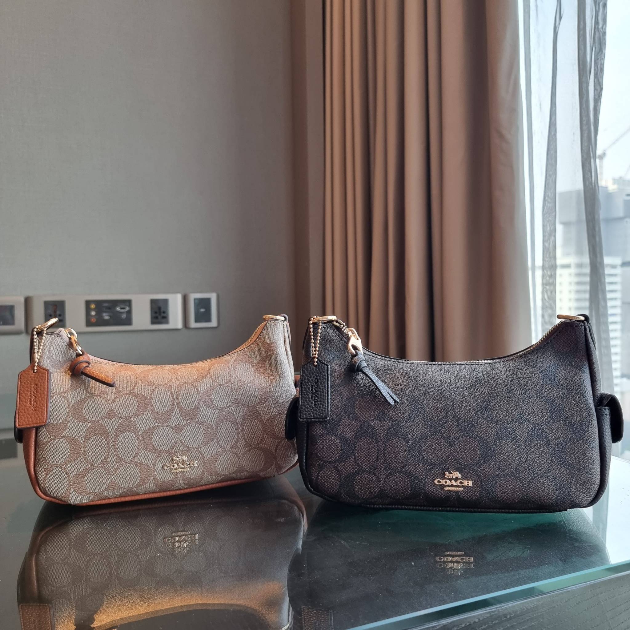 COACH C7223 PENNY SHOULDER BAG 25 IN SIGNATURE CANVAS คอลเลคชั่นเพนนีสุดคิ้วท์ ในรูปแบบของกระเป๋าสะพายไหล่กึ่งทรงพอช พร้อมเสิร์ฟความสวยถึงบ้านไปเลย!! ด้วยดีไซน์คลาสสิคย้อนยุค ที่แอบแฝงความเรียบหรู มาพร้อมสายสะพาย 2 เส้น เป็นสายคล้องมือและสายสะพายครอสบอดี้