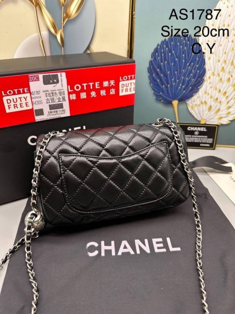 Chanel pearl crush mini flap bag กระเป๋าสะพายทรงคลาสสิก โดดเด่นด้วยอะไหล่ทรงมุกแต่งโลโก้แบรนด์ สวยหรู ดูแพง ผู้ดีมากๆ สะพายออกงานได้สวยๆเลย หรือจะสะพายไปทำงาน ไปเที่ยวก็เหมาะ จะซื้อเป็นของขวัญหรือใช้เอง ก็คุ้มค่าแน่นอนจ้า