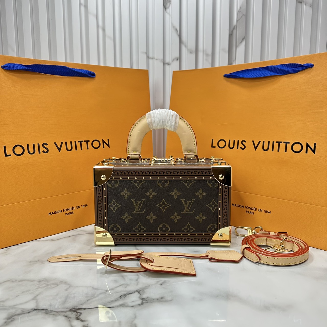 ORI หนังแท้ | LV Petite Valise Trunks S-lock Monogram canvas กระเป๋าสะพายทรงทรังค์ดีไซน์ขนาดเล็กพกพาสนุก เปี่ยมไปด้วยพลังและหรูหรา แคนวาสเคลือบลายโมโนแกรม ตัดขอบด้วยหนัง และฮาร์ดแวร์สีทอง ทรังก์เดินทางสไตล์เฟมินีนที่คุณควรมีในครอบครอง