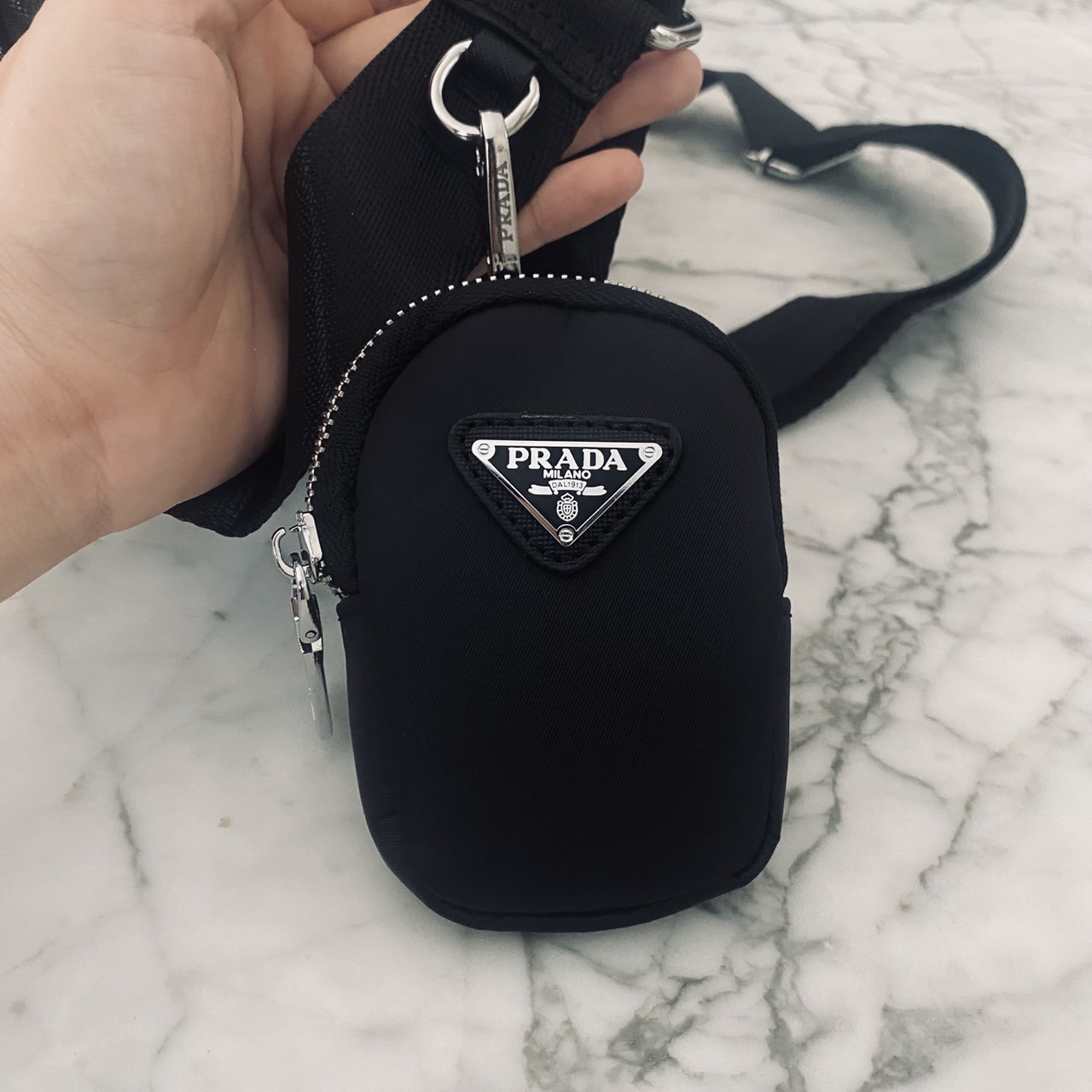 Prada Re-Nylon Messenger Crossbody Bag กระเป๋าสะพายทรงแมสเซ็นเจอร์ รุ่น Unisex ใช้ได้ทั้งชายหญิง รุ่นยอดนิยมดีไซส์เรียบง่าย โทนสีดำคลาสสิกเข้าได้กับทุกลุค