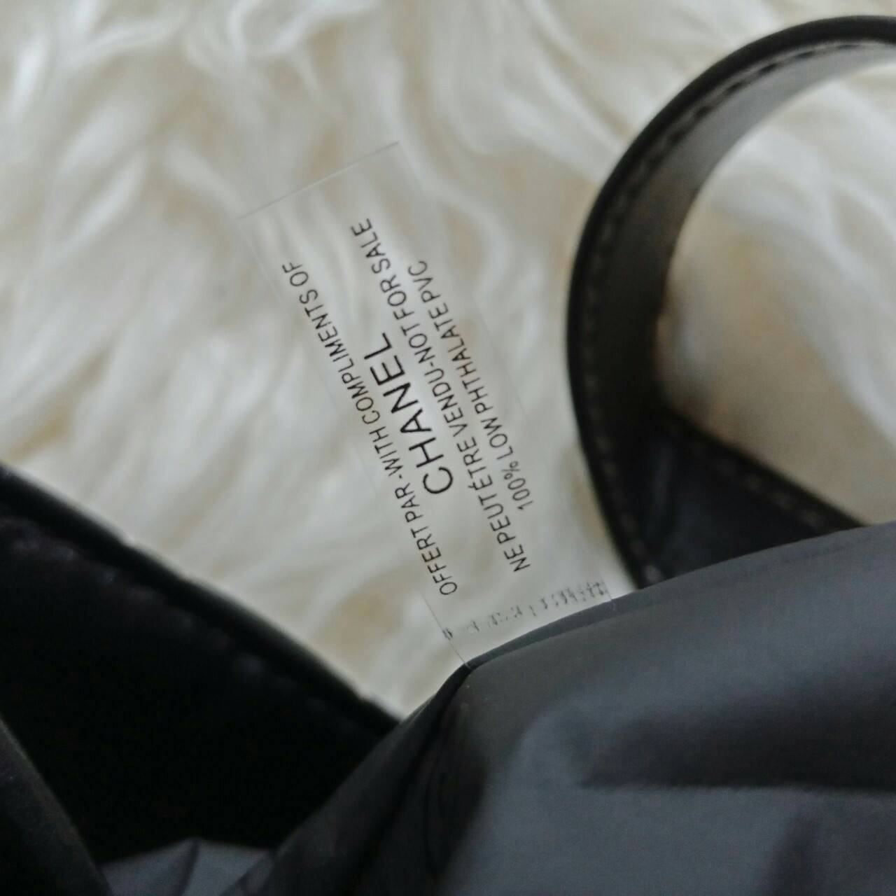 CHANEL LARGE VIP TOTE BAG สินค้าสมนาคุณจากงาน VIP GIFT แบรนด์ดังสุดหรูอย่าง CHANEL โดดเด่นด้วยตัวกระเป๋าขนาดใหญ่ จุของได้เยอะ วัสดุหนัง PU นิ่ม ด้านหน้าปักด้วยโลโก้ CC หนังแก้ว เปิดปิดด้วยกระดุมแม่เหล็ก ด้านในผ้าบุปั้มแบรนด์ชาแนล มีช่องใส่ของใหญ่ แถมแบ่งช