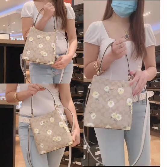 OUTLET 】COACH C3411 SMALL TOWN BUCKET BAG IN SIGNATURE CANVAS WITH DAISY PRINT สวยสดใสมาให้ถึงบ้านจ้า!! กระเป๋าทรงบัคเก็ตยอดฮิต รอบนี้น่ารักมุ้งมิ้งไม่เลิก ดีไซน์ลายดอกเดซี่คละรอบใบ วัสดุหนังแคนวาสเคลือบลาย ปากกระเป๋าเปิด-ปิดด้วยกระดุมแม่เหล็ก 2ฝั่ง มีหูจ