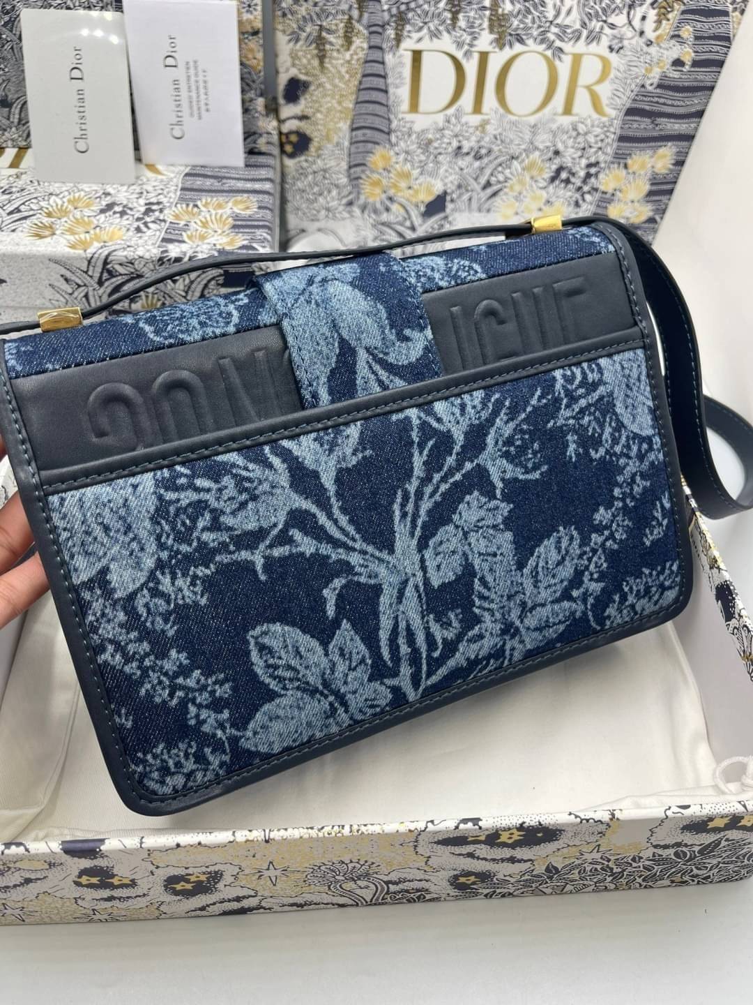 หนังแท้ DIOR Montaigne Denim Bag Blue Dior Jacquard กระเป๋าสะพายทรงกล่องเปิดหน้า งานหนังแท้และเดนิมแจ็กการ์ดอย่างดี แต่งอะไหล่CD ด้านหน้า มาพร้อมสายสะพายสามารถปรับระดับได้ ทรงสี่เหลี่ยมหนังเรียบสวยหรูอยู่ทรง ภายในโล่งมีโลโก้สามารถใส่มือถือของใช้จุกจิกได้ 