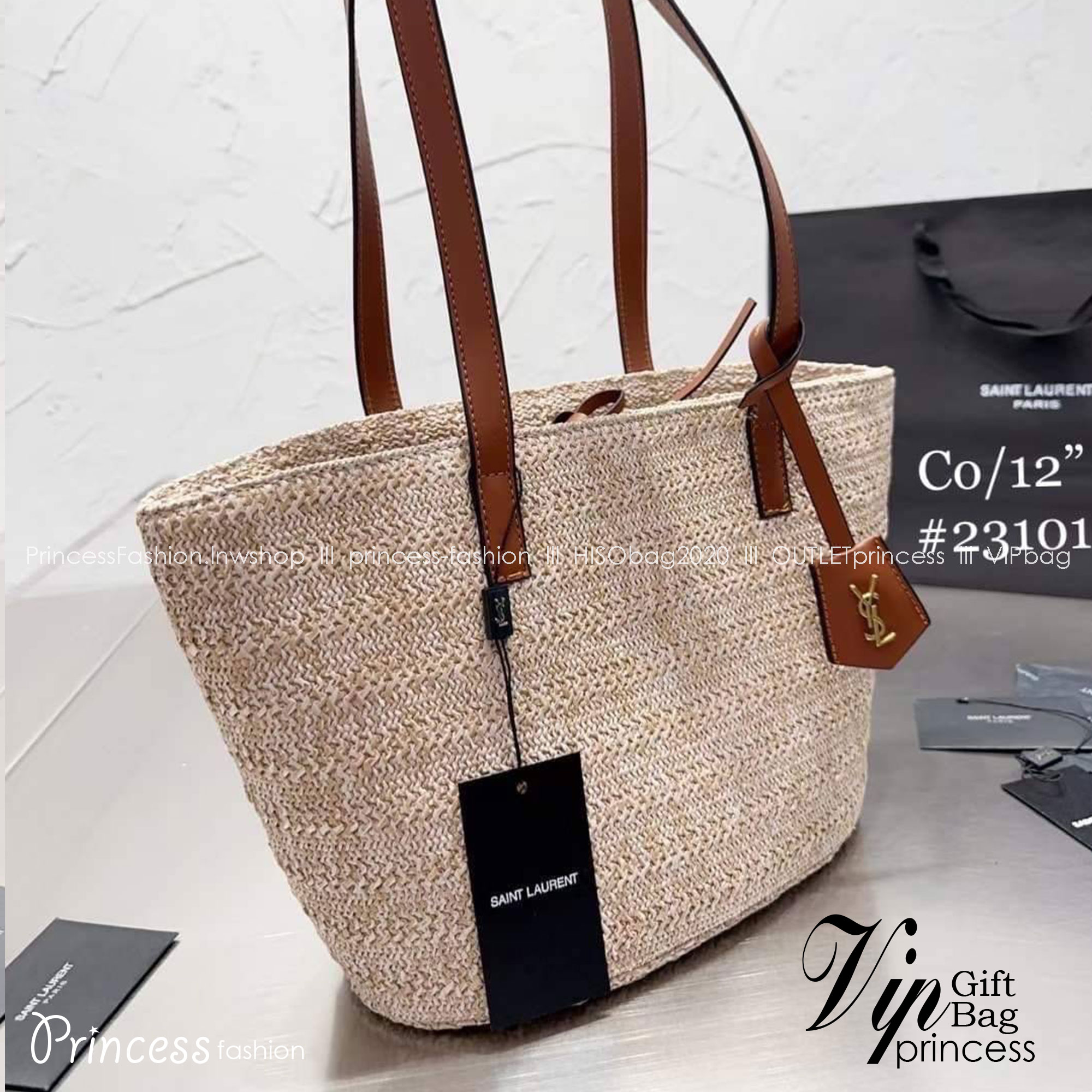 YSL Panier Medium Raffia Tote Bag กระเป๋าสะพายสานทรงโท้ทยูนีค ที่เติมดีเทลความหรูด้วยตัวกระเป๋าเป็นวัสดุสังเคราห์จากธรรมชาติ สานทอเต็มใบออกมาเป็นลวดลายสวยงาม ภายในโล่งกว้างมาก