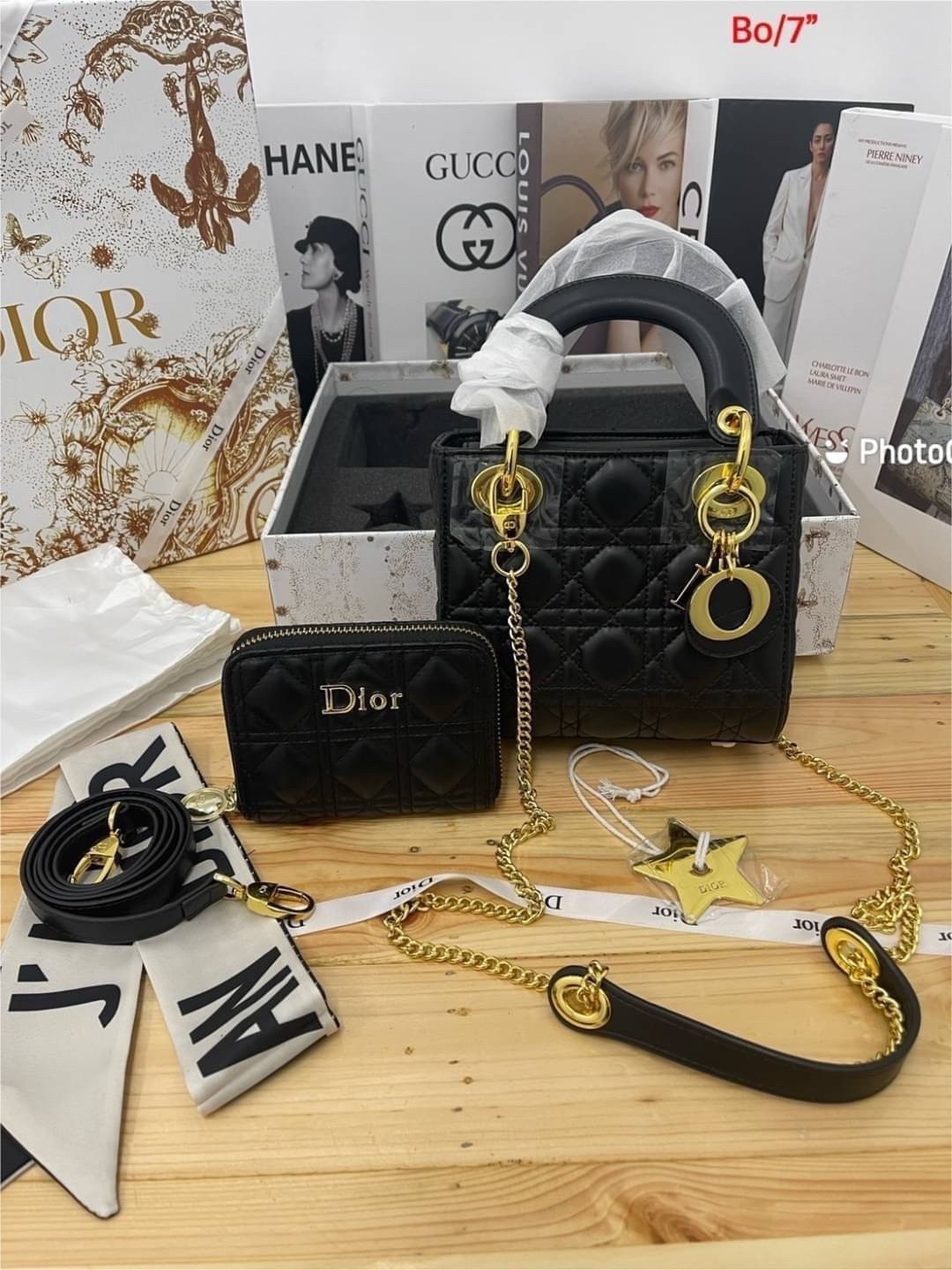 DIOR SET BAG / DIOR CD LADY BAG / CD LIMITED EDITION GIFT BOX WITH GOLD STAR BOUTIQUE SET พร้อมเสิร์ฟครบชุด น่ารักมากค่ะ ดีไซน์เรียบง่าย แต่แฝงไปด้วยความหรูหรา ทรงกล่องคลาสสิค มีหูจับในตัวและสายครอสบอดี้สุดเลิศ