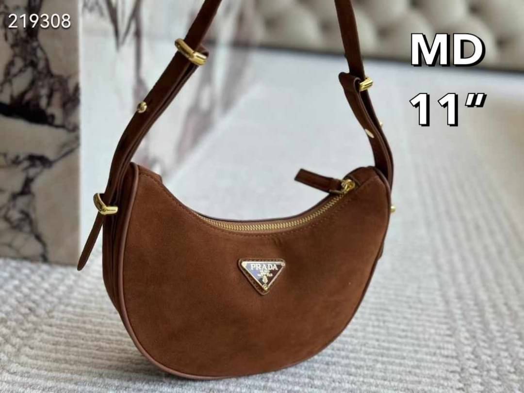 PRADA Arqué Suede Shoulder Bag Cocoa Brown กระเป๋าทรงโฮโบงานหนังกลับที่มาแรงมากๆ สวยเด่นเป็นเอกลักษณ์ ดีไซน์เรียบแต่มากมีอยู่จริง สวยดูแพง