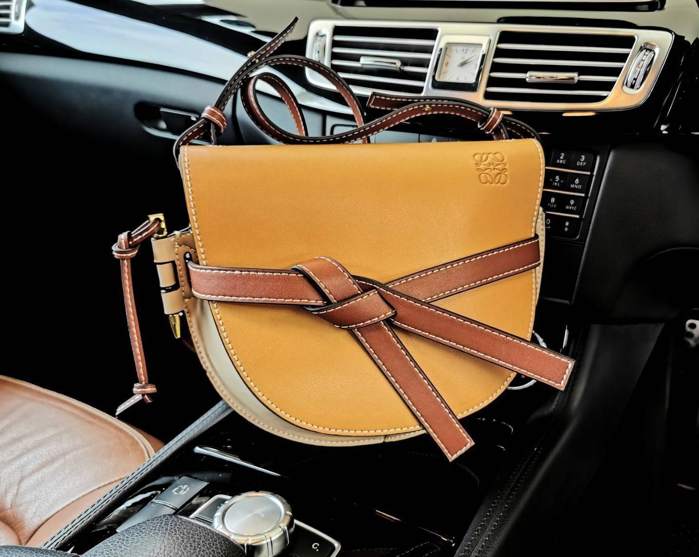 พรีเมี่ยมกิ๊ฟแท้ 100% 】LOEWE CROSSBODY BAG VIP GIFT WITH PURCHASE (GWP) กระเป๋าถือหรือสะพาย Limited จาก LOEWE DUTYFREE COUNTER วัสดุ Canvas & Leather Calfskin หนังแท้รูปทรงอานม้าสวยอยู่ทรง เปิดปิดด้วยฝาปิดแต่งด้วยสายรัดหนัง