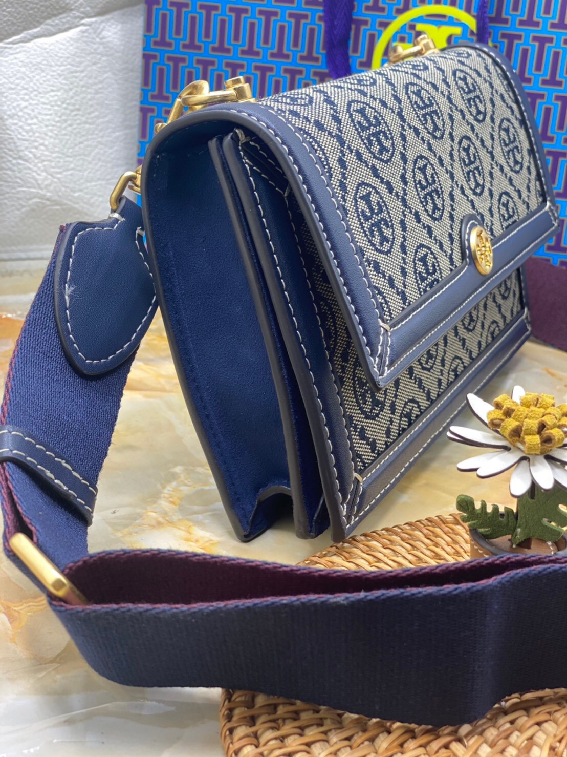 Medium Tory burch t monogram jacquard shoulder bag คอลเลคชั่น T Monogram สำหรับคอลเลคชั่นฤดูใบไม้ผลิ 2021 เราสร้างสรรค์ลายโมโนแกรมที่ได้รับแรงบันดาลใจมาจากลวดลายการถักทอผ้าห่มของชาว Pennsylvania Dutch แบบดั้งเดิม เป็นการเฉลิมฉลองโลโก้สุดไอคอนนิคของแบรนด์ 