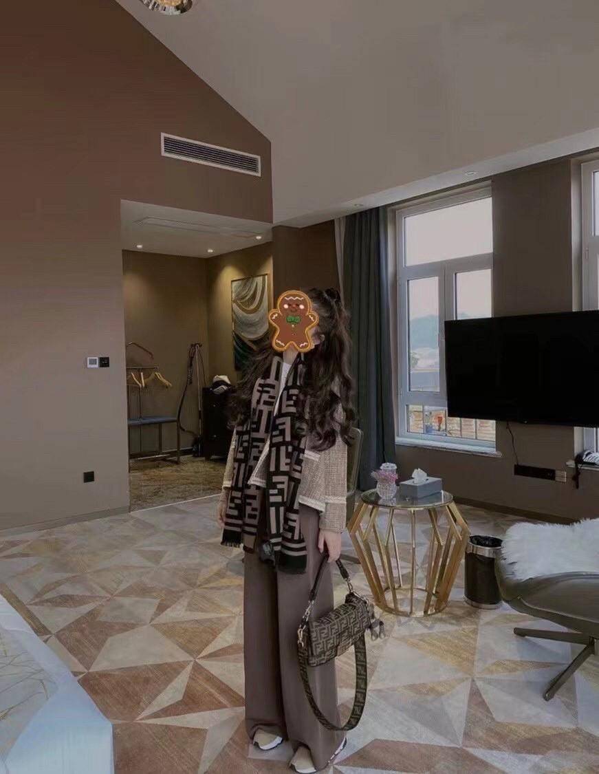 Fendi Baguette Brow Fabric bag กระเป๋าทรง Baguette ขนาดกลาง วัสดุ canvas ผ้าjacquard สีน้ำตาลพร้อมลวดลาย FF ขลิบด้วยลายปักสีดำโดดเด่นอะไหล่ทอง หรูหรา เปิด-ปิดด้วยตัวล็อคแม่เหล็ก มี1ช่องซิปด้านใน มี2สาย สายสั้นและสายยาว ถอดสายได้ สวยหรู ใบนี้ไม่ควรพลาดค่า