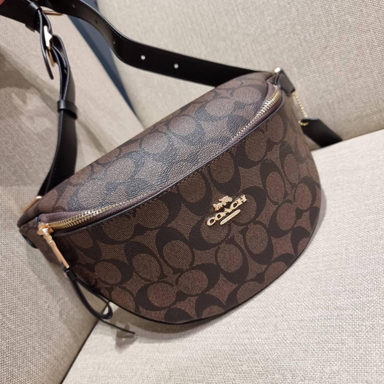 COACH F48740 BELT BAG IN SIGNATURE CANVAS กระเป๋าคาดอกทรง Unisex ที่ขายดีถล่มทลาย!! ขายได้ตลอดปี!! สวยเท่ทุกสี วัสดุหนังแคนวาสเคลือบคุณภาพดี ทนทาน ใช้งานง่าย ภายในเป็นช่องโล่ง เหมาะสำหรับคนที่ชอบพกอะไรง่ายๆ รับรองตอบโจทย์น้า