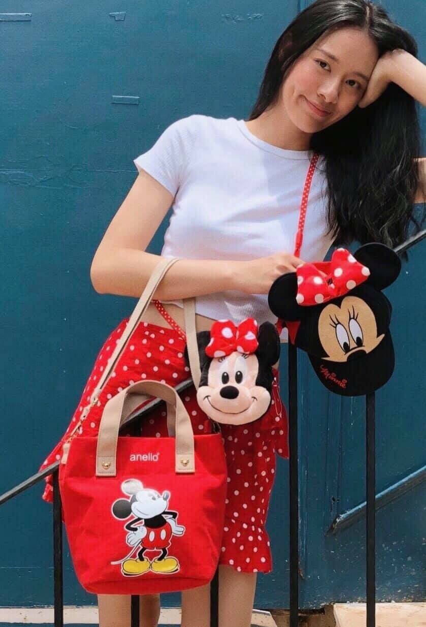 ANELLO MICKEY LIMITED EDITION MEDIUM DT-G004 เอาใจวัยรุ่นกับอีกหนึ่งคอลเลคชั่นน่าสะสมจากมิกกี้ เมาส์และมินนี่ เมาส์ ที่วาดลวดลายของตัวการ์ตูนยอดฮิตลงบนกระเป๋าให้เป็นซิกเนเจอร์กับรูปแบบทรง medium tote ขนาดกลางกำลังดี อีกทั้งยังเลือกใช้วัสดุอย่างผ้า Canvas 