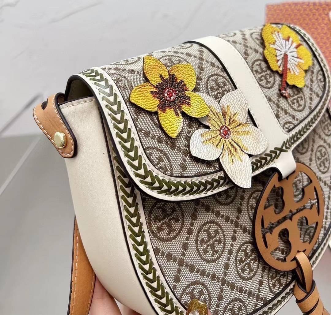 TORY BURCH T MONOGRAM FLORAL BAG / Tory Burch Monogram Crossbody Bag / TORY BURCH MILLER CANVAS QUADRANT SADDLE BAG กระเป๋าทรงยอดนิยม ดีไซน์ใหม่ล่าสุด สไตล์งานคราฟ มีลูกเล่นประดับดอกไม้กับตัวกระเป๋า วัสดุผ้า jacquard ใช้เป็น Everyday Bag สามารถใช้งานได้บ่