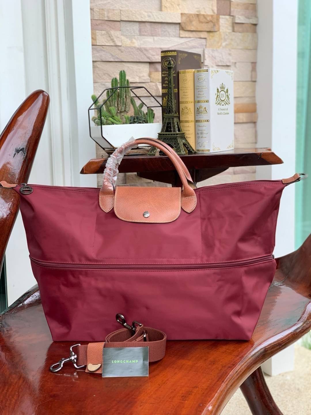 LONGCHAMP LE PLIAGE CLUB TRAVEL BAG กระเป๋าขนาดใหญ่สำหรับการเดินทาง เราเรียกที่นี้ว่า travelling bag รุ่นคลาสสิค มาพร้อมสายสะพายยาวที่ปรับและถอดออกได้ ความพิเศษของรุ่นนี้ที่ครองใจนักเดินทางทั่วโลก คือซิปรอบตรงกลางตัวกระเป๋า สามารถเปิดซิปเพื่อขยายขนาดและพั