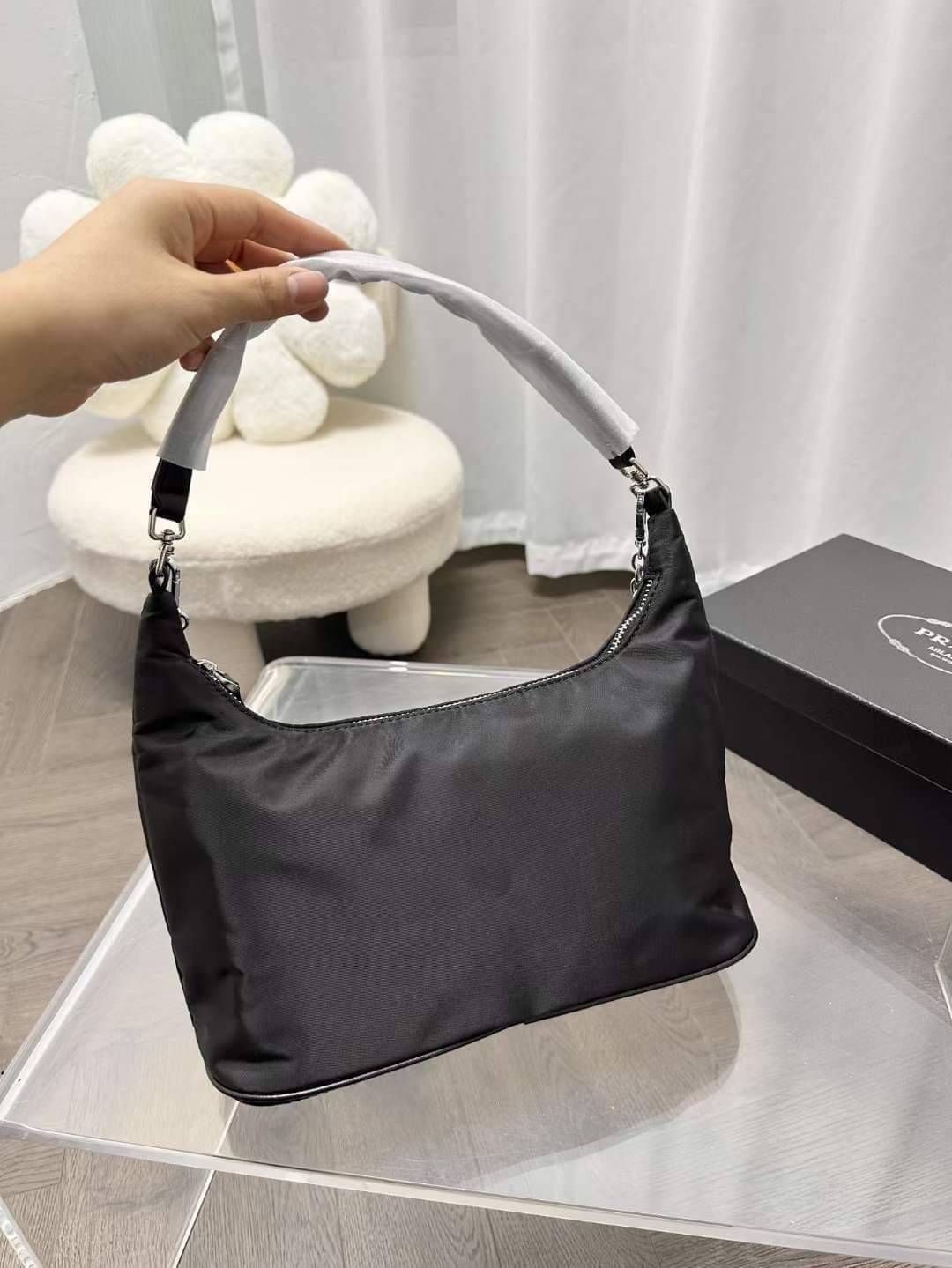 PRADA nylon shoulder bag กระเป๋าถือ/สะพายไหล่ พร้อมสายสะพายยาวโซ่สีเงินถอดได้ ขนาดกำลังดี ราคาน่ารัก อีกไอเท็มสุดคุ้มที่ทุกคนต้องได้มีสวยก่อนใคร!